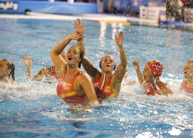 La seleccin espaola de waterpolo femenina logr la medalla de oro al ganar en la final a Australia. Disfruta de las mejores imgenes.