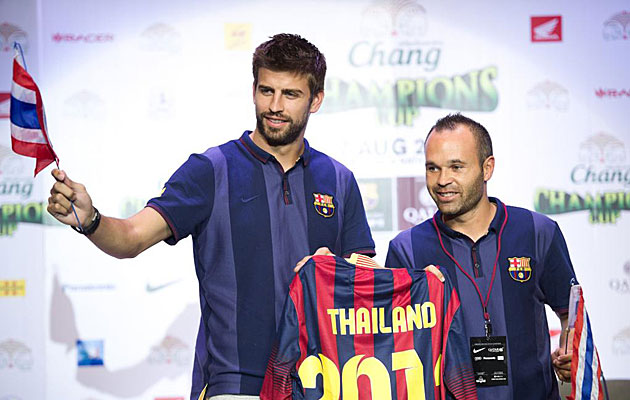 Piqu e Iniesta presentaron ante los medios la Chang Champions Cup, que enfrentar al Barcelona y a la seleccin de Thailandia.