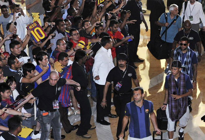 El Ftbol Club Barcelona aterriz este jueves en Kuala Lumpur para continuar con su gira. Los jugadores fueron recibidos como estrellas y a todos ellos les regalaron unos pauelos tpicos de Malasia.