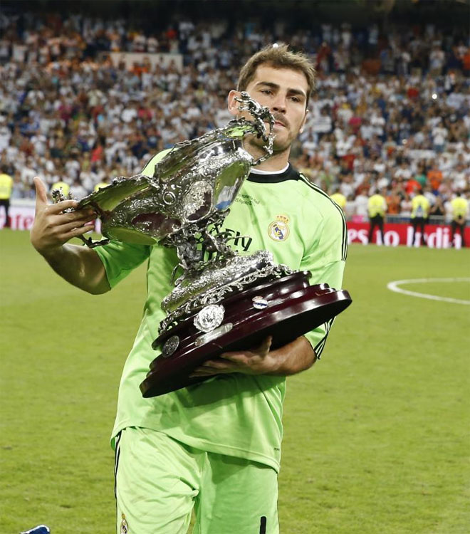 Casillas recogi el premio de campeones del Trofeo Santiago Bernabu.