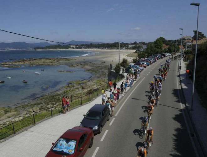 La Vuelta sigui por territorio gallego pasando por sitios como la playa de Samil, un gran destino de vacaciones y para montar en bici.
