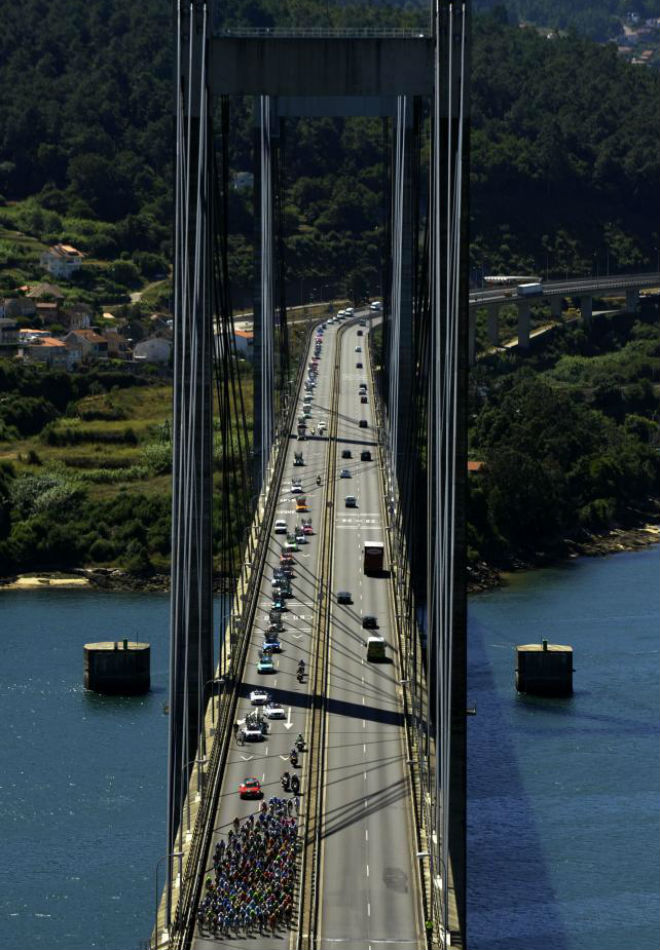 Los corredores pasaron por el gran puente de Rande que se encuentra en Vigo.