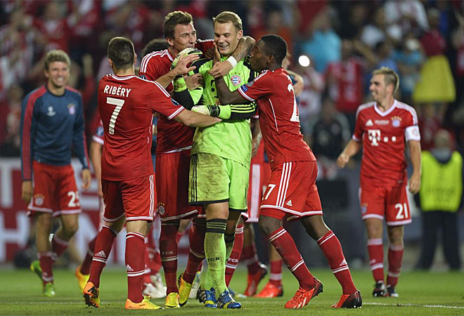 Manuel Neuer fue el hroe del Bayern con su penalti detenido a Lukaku. Todos sus compaeros fueron a abrazarle para celebrar con l el ttulo.