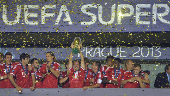 Ribry alza el trofeo de la UEFA.