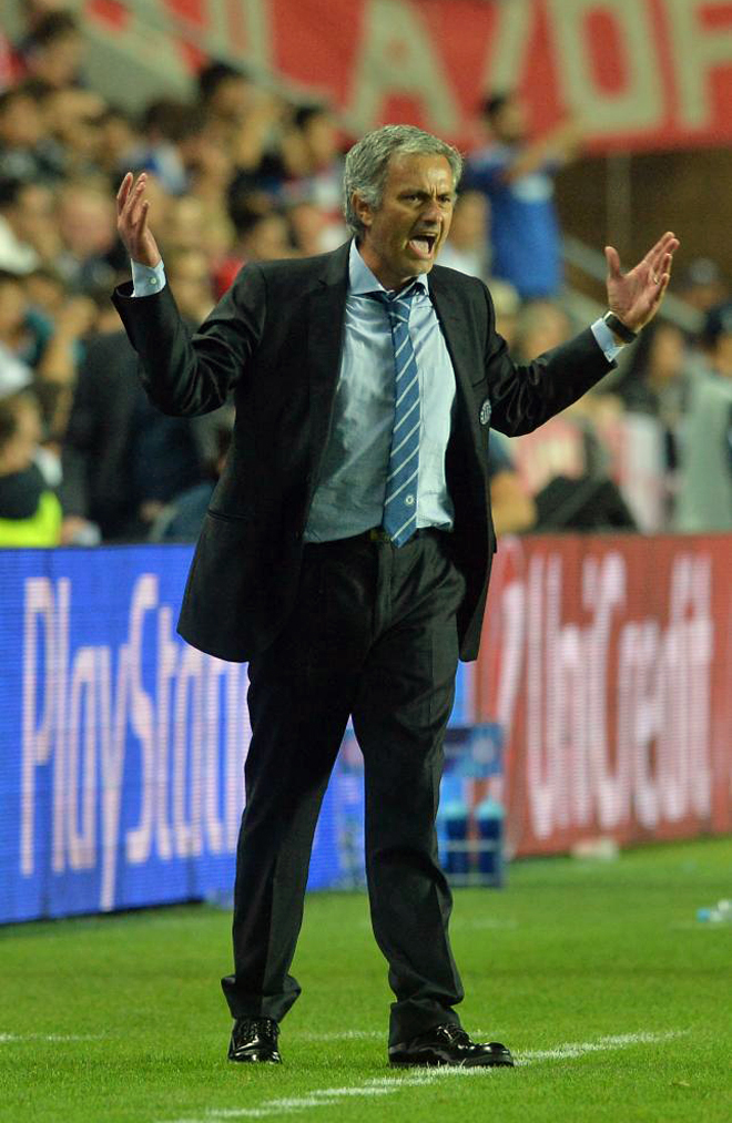 Mourinho se deshizo en gesto pidiendo nimos a su aficin.