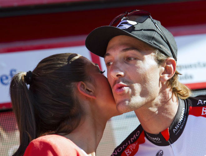 Fabian Cancellara sum su primera victoria en esta Vuelta y recibi los besos de las guapas azafatas.