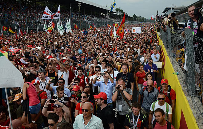 Alonso es un dios para los 'ferraristas' y en el podio se pudo comprobar con el gritero ensordecedor que formaron los tifosi. "Alonso, Alonso, Alonso", cantaban sin parar en la abarrotada recta de meta de Monza.
