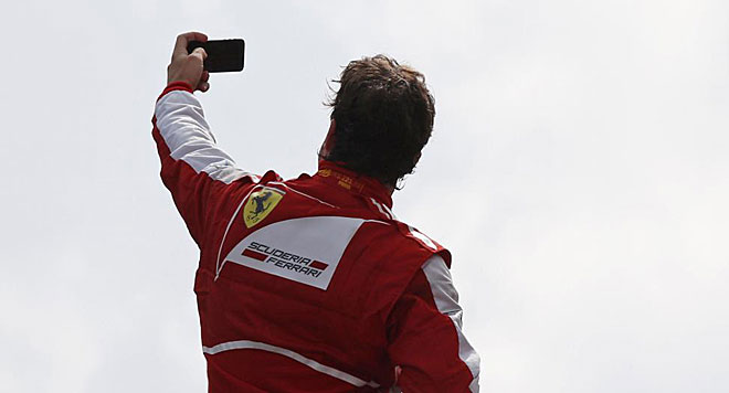 Fernando Alonso vivi una "sensacin nica e irrepetible" en el podio segn sus propias palabras. Tanto fue as que el piloto de Ferrari se hizo una foto con su mvil con todos los aficionados de fondo.