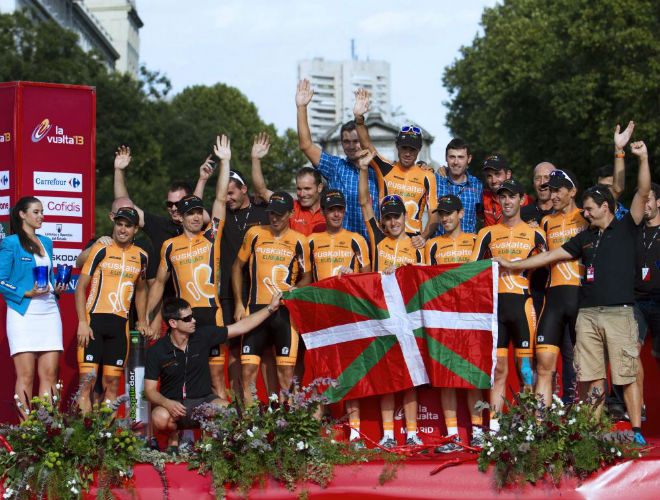 El Euskaltel subi al podio para recibir el premio al mejor equipo de la Vuelta en su ltima participacin.