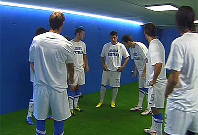 Los jugadores de la Real saltaron al terreno de juego con unas camisetas en las que se poda leer el mensaje 'nimo Esteban'.
