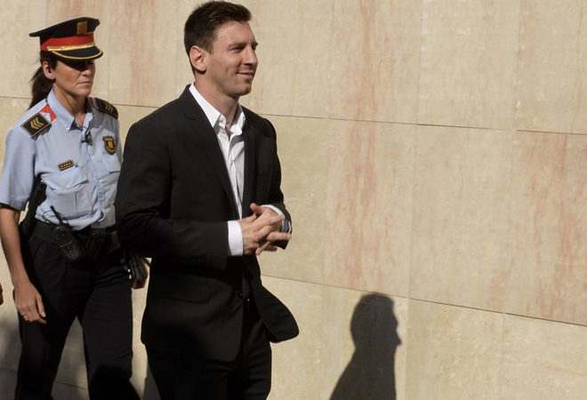 Leo Messi ha declarado junto a su padre en los juzgados de Gav por el presunto fraude fiscal del que fueron acusados el pasado mes de junio. Messi ha llegado sobre las 11.00 horas, muy sonriente y trajeado,acompaado por sus asistentes legales, una hora despus de que lo hiciera su padre, Jorge Horacio Messi, tambin imputado en la misma causa.
