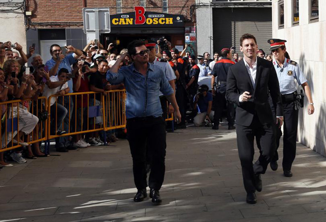 Leo Messi ha declarado junto a su padre en los juzgados de Gav por el presunto fraude fiscal del que fueron acusados el pasado mes de junio. Messi ha llegado sobre las 11.00 horas, muy sonriente y trajeado,acompaado por sus asistentes legales, una hora despus de que lo hiciera su padre, Jorge Horacio Messi, tambin imputado en la misma causa.