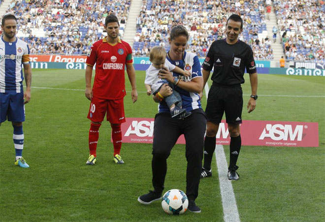 El saque de honor lo hizo Lara Rabal, que se ha retirado del ftbol tras 19 temporadas en el Espanyol.