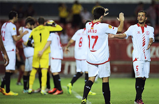 Los jugadores del Sevilla se abrazan a la finalizacin del encuentro.