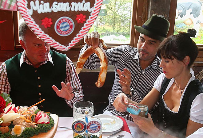 Pep Guardiola celebr el liderato en solitario en la Bundesliga en el Oktoberfest, junto a su mujer, Uli Hoeness, Rummenigge...
