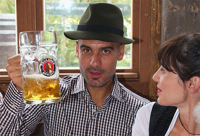 Pep Guardiola celebr el liderato en solitario en la Bundesliga en el Oktoberfest, junto a su mujer, Uli Hoeness, Rummenigge...