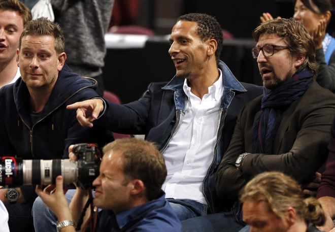 Rio Ferdinand, jugador del Manchester United, se lo pas en grande viendo el partido NBA entre Thunder y Sixers.