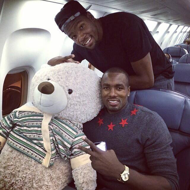Ibaka, Durant... y su amigo oso en el vuelo de regreso tras jugar con los Thunder en Manchester.