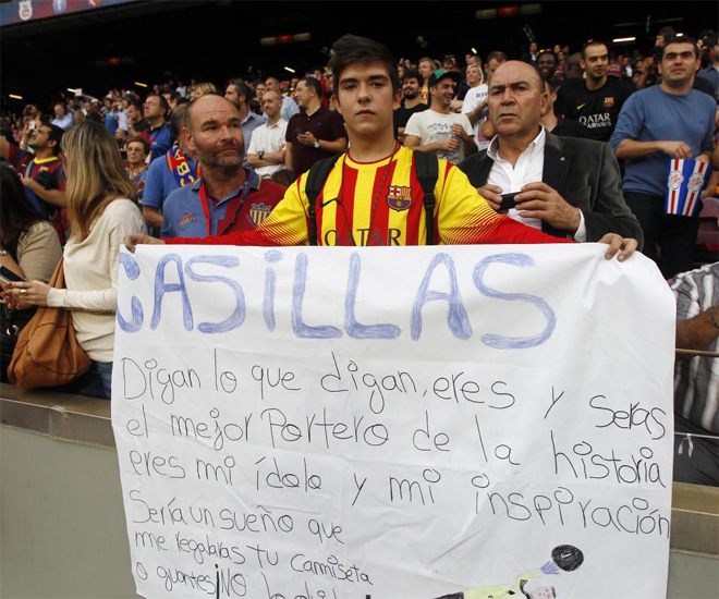 Iker Casillas fue suplente en el Camp Nou. Los aficionados del Barcelona exhibieron alguna pancarta de apoyo al capitn madridista.