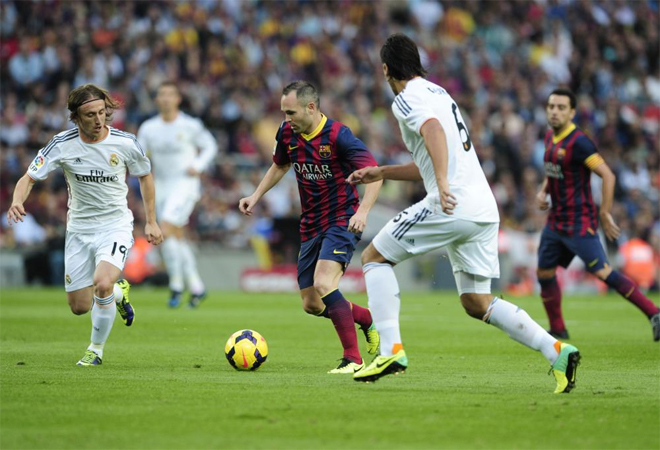 Andrs Iniesta hace una conducin, durante el partido, con rivales persiguindole.