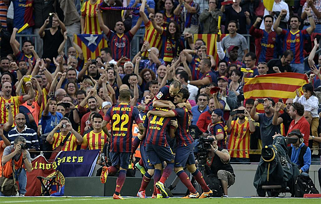 As festejaron el primer tanto de Neymar los jugadores del Barcelona.
