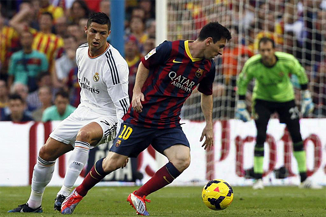 Leo Messi conduce el baln ante la presin de Cristiano Ronaldo.