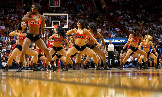 Las cheerleaders de los Heat ayudaron a su equipo a ganar en un ardiente partido a los Bobcats de Michael Jordan.