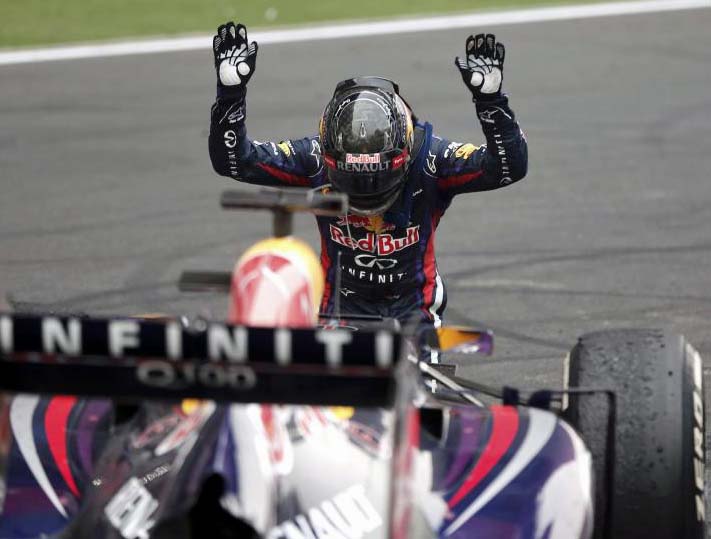 Vettel se rinde ante su coche, ante el Red Bull que tantas alegras le ha dado.