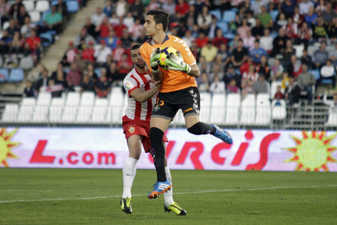 El Almera consigui su primera victoria de la temporada como local al derrotar al Valladolid con un polmico gol de Rodri.