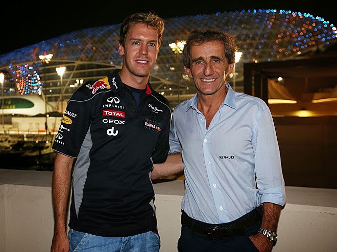 Alain Prost y Sebastian Vettel posan juntos en el circuito de Abu Dabi. Cuatro ttulo mundiales de F1 tiene cada uno.