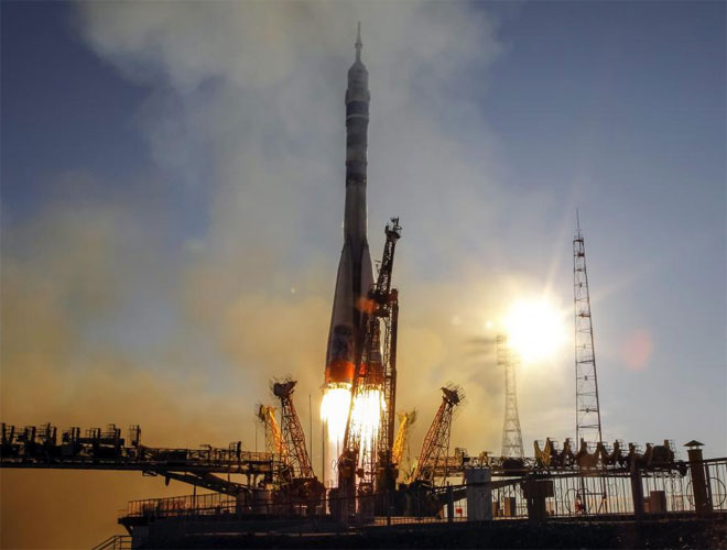 La nave rusa Soyuz TMA-11M, con tres tripulantes y la antorcha olmpica de los Juegos de Invierno de Sochi 2014 a bordo, puso rumbo a la EEI este jueves por la maana.