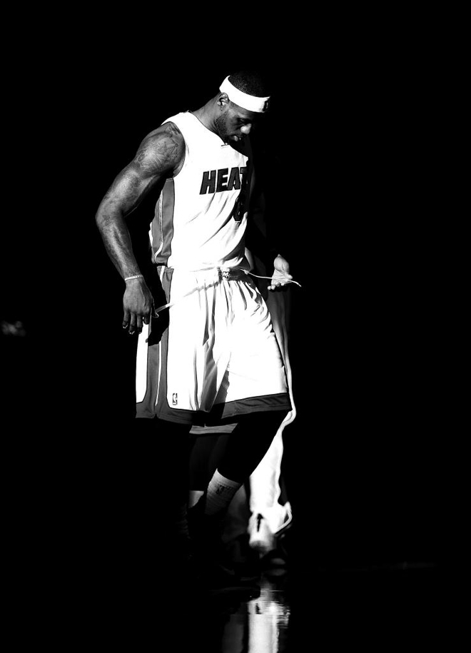 Espectacular imagen de LeBron James antes de comenzar su partido contra los Clippers.