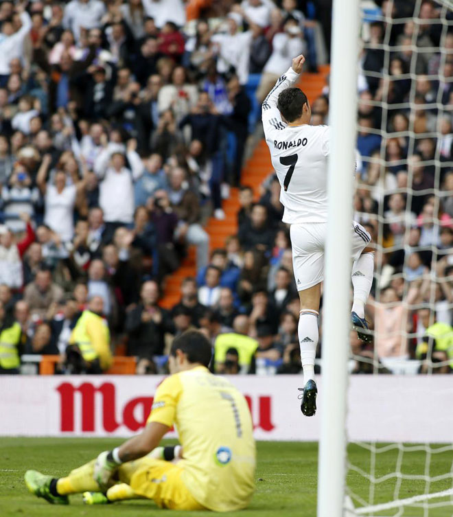 El Real Madrid gole a la Real Sociead en el Santiago Bernabu con un 'hat-trick' de Cristiano acompaado de los tantos de Benzema y Khedira. Griezmann hizo el tanto donostiarra.