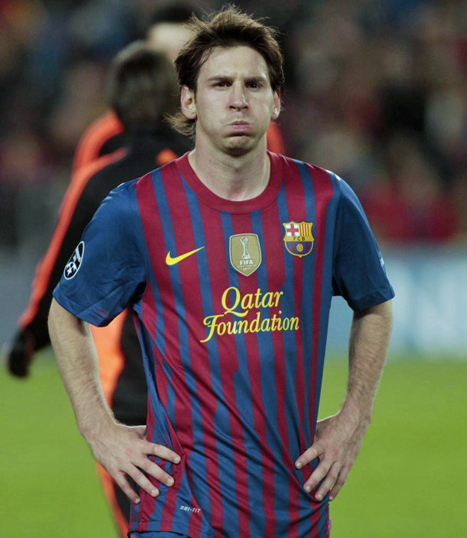 Messi resopla tras caer eliminado por el Chelse en las semifinales de la Champions League 11-12.
