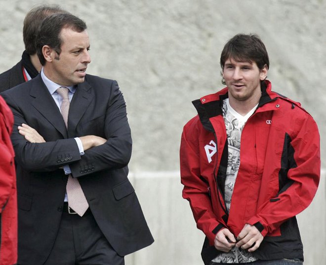 Sandro Rosell y Messi durante la entrega de coches a los jugadores cortesa de un patrocinador.
