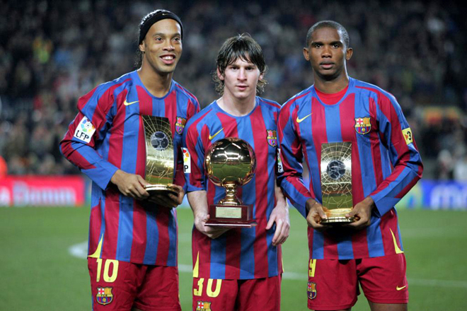 Messi recibe el trofeo al mejor jugador joven. Ronaldinho y Eto'o posan con los galardones de los 'mayores'.