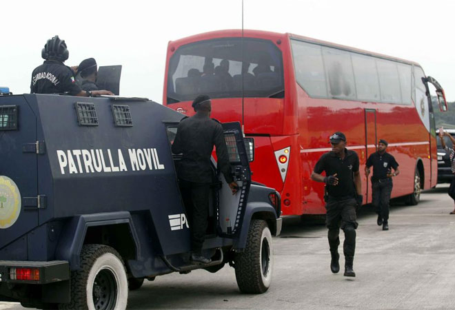 El autobs de la Roja fue escoltado por patrullas policiales en tanquetas a su llegada a Malabo.