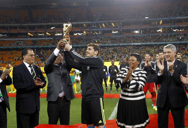 El capitn de la seleccin espaola brind la Copa del Mundo a los sudafricanos en los prolegmenos del partido.