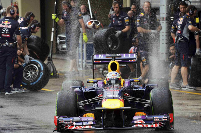 Sebastian Vettel logr la pole del Gran Premio de Brasil por delante de Nico Rosberg y Fernando Alonso. La sesin estuvo marcada por la lluvia e incluso la Q3 estuvo aplazada durante 30 minutos.