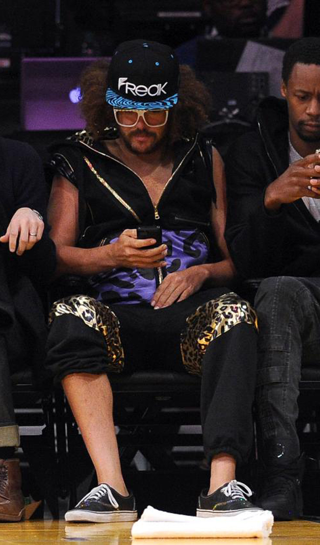 El cantante Redfoo, el provocador integrante del do LMFAO acostumbrado a cantar en un mini calzoncillo, disfrut a pie de pista en el Staples del partido que jugaron Lakers y Kings.