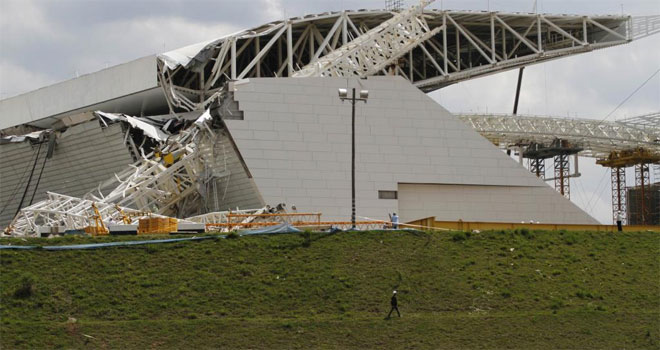Tragedia en Brasil. Una parte de la estructura del Arena Corinthians, el estadio qeu albergar el primer partido del Mundial, se ha derrumbado.