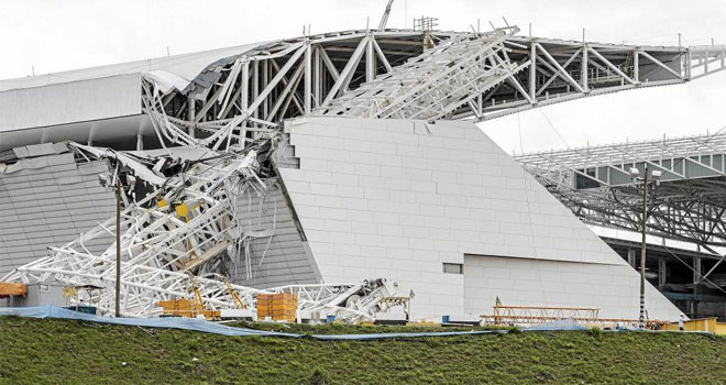 Tragedia en Brasil. Una parte de la estructura del Arena Corinthians, el estadio qeu albergar el primer partido del Mundial, se ha derrumbado.