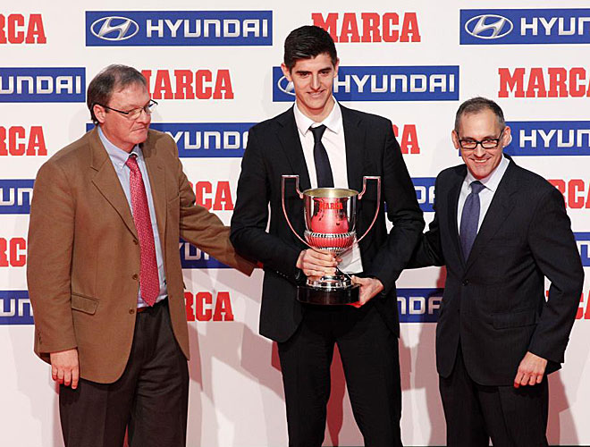 Thibaut Courtois recibe el premio Zamora 2013.
