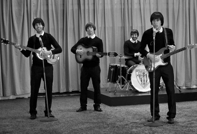 Susaeta, Balenziaga, Muniain y De Marcos son 'The Beatles'. Los cuatro futbolistas se convirtieron en John Lennon, Paul McCartney, George Harrison y Ringo Star para un especial de ETB para Nochebuena.