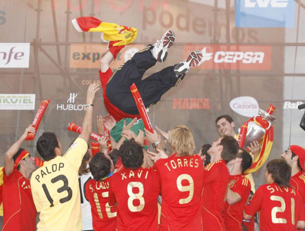 Luis Aragons siendo manteado por sus jugadores tras ganar la Eurocopa 2008