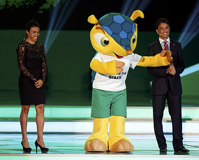 Fuleco, la mascota del Mundial de Brasil 2014, junto a la jugadora brasilea Marta y el ex jugador Bebeto.