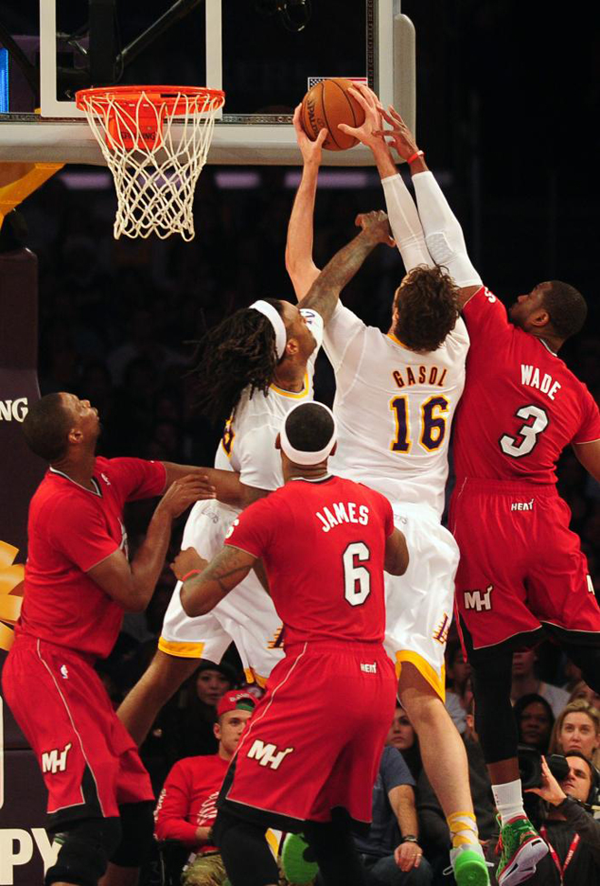 Jordan Hill y Pau Gasol rodeados por Dwayne Wade y LeBron James durante el partido de Navidad entre Lakers y Heat.