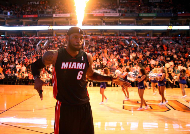 Las cheerleaders de los Suns no pudieron evitar que LeBron James y sus Heat se llevasen el triunfo de Phoenix.