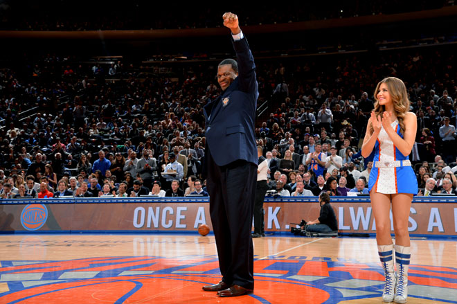 El mtico Bernard King, flanqueado por una cheerleader de los Knicks, fue ovacionado en el Madison