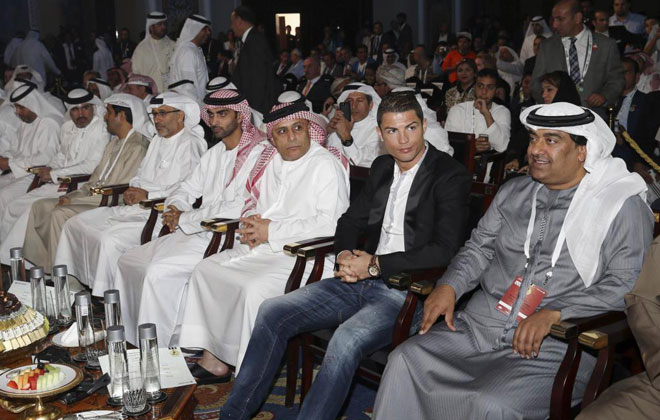 Cristiano Ronaldo received the Globe Soccer Player award for the best player of 2013 in Dubai.